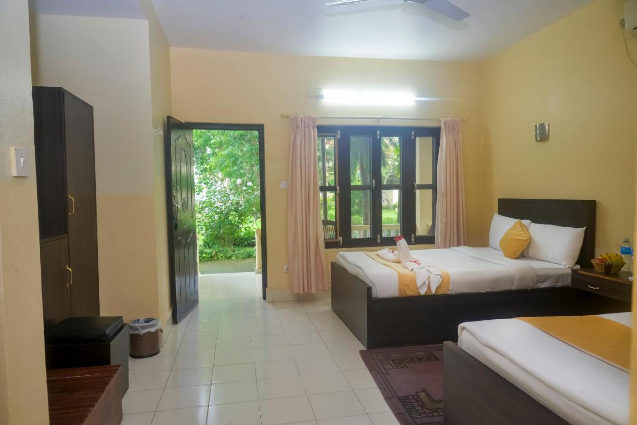 Hotel Rainforest Sauraha Esterno foto