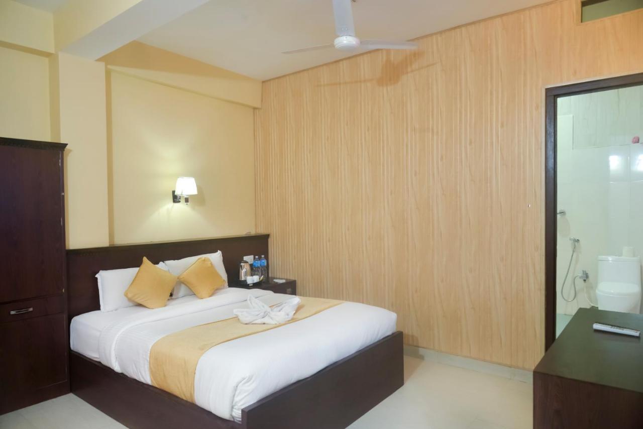 Hotel Rainforest Sauraha Esterno foto