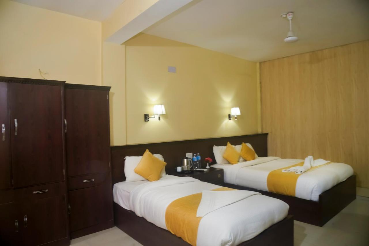 Hotel Rainforest Sauraha Esterno foto