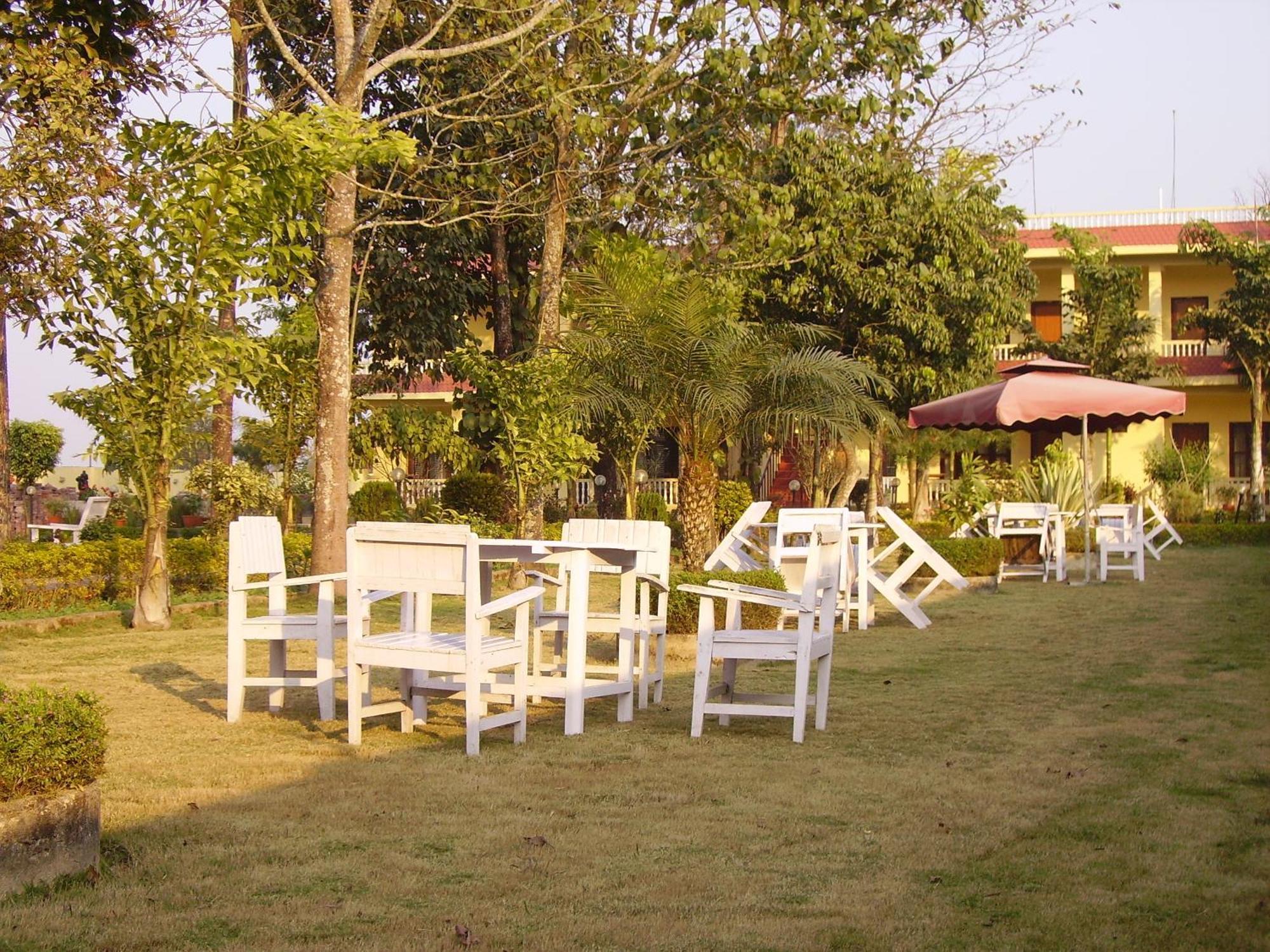 Hotel Rainforest Sauraha Esterno foto