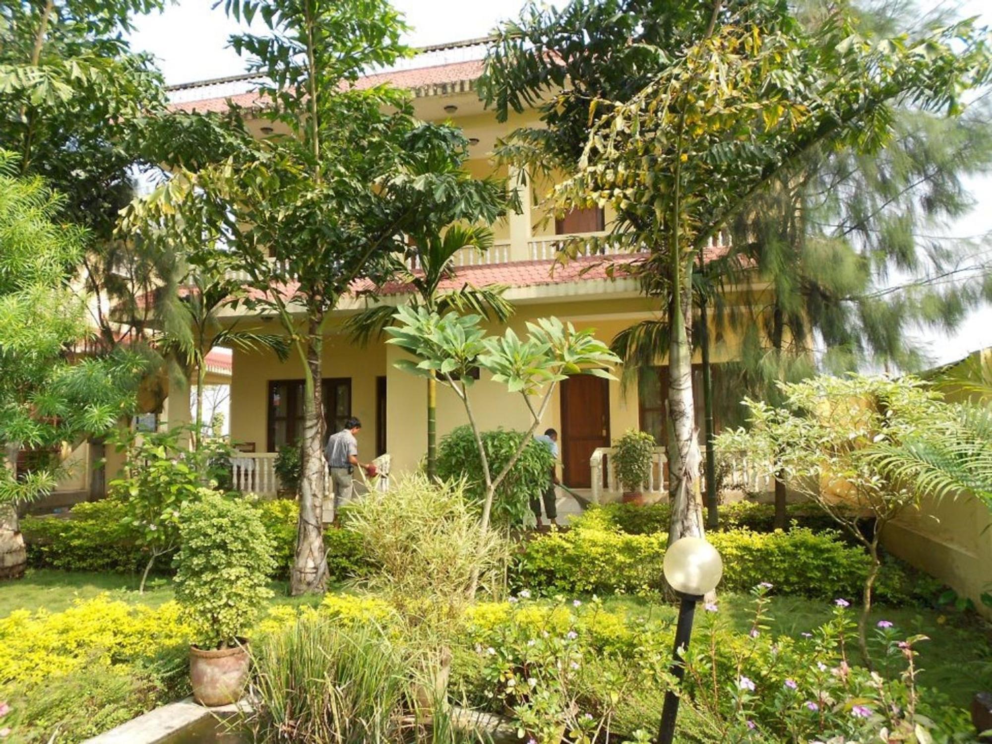 Hotel Rainforest Sauraha Esterno foto