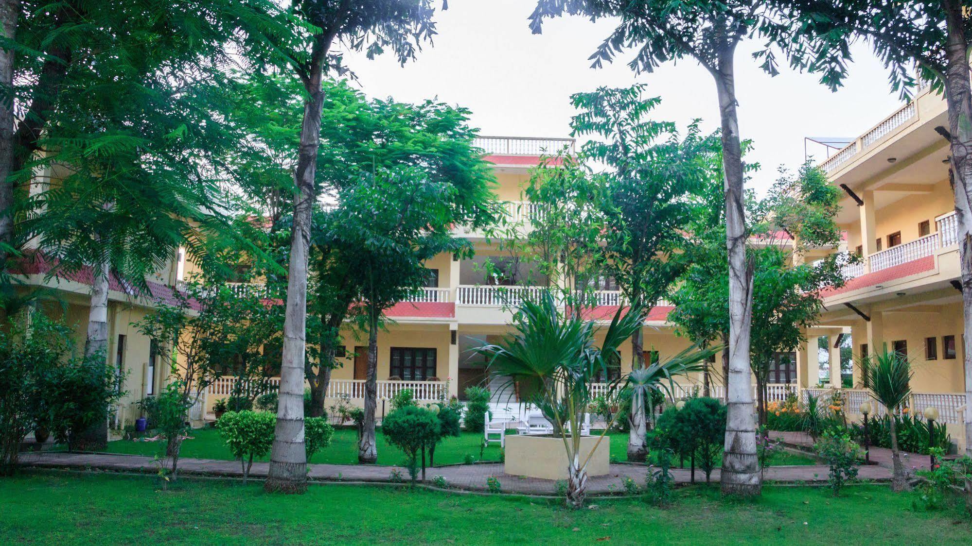 Hotel Rainforest Sauraha Esterno foto