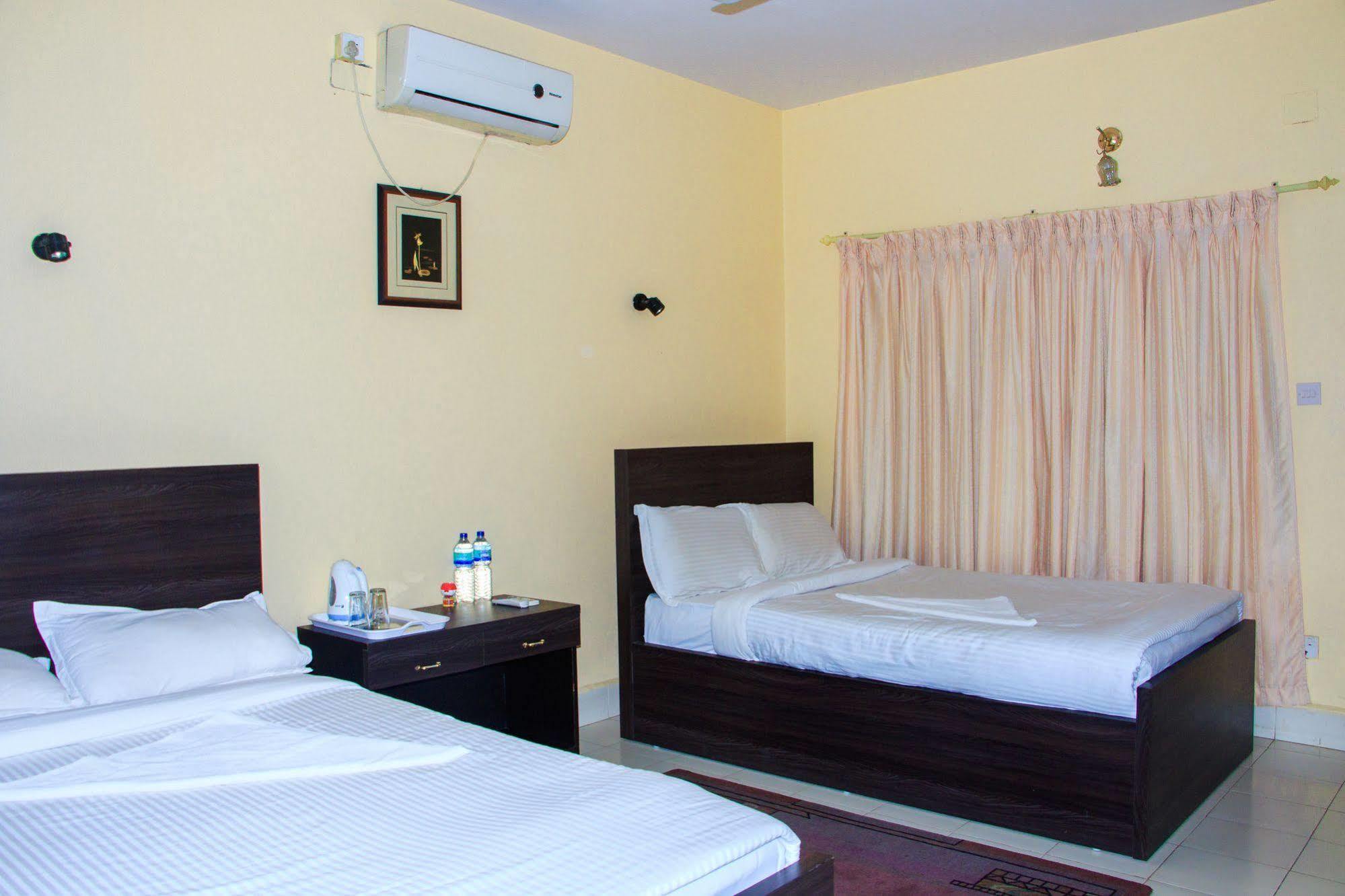 Hotel Rainforest Sauraha Esterno foto