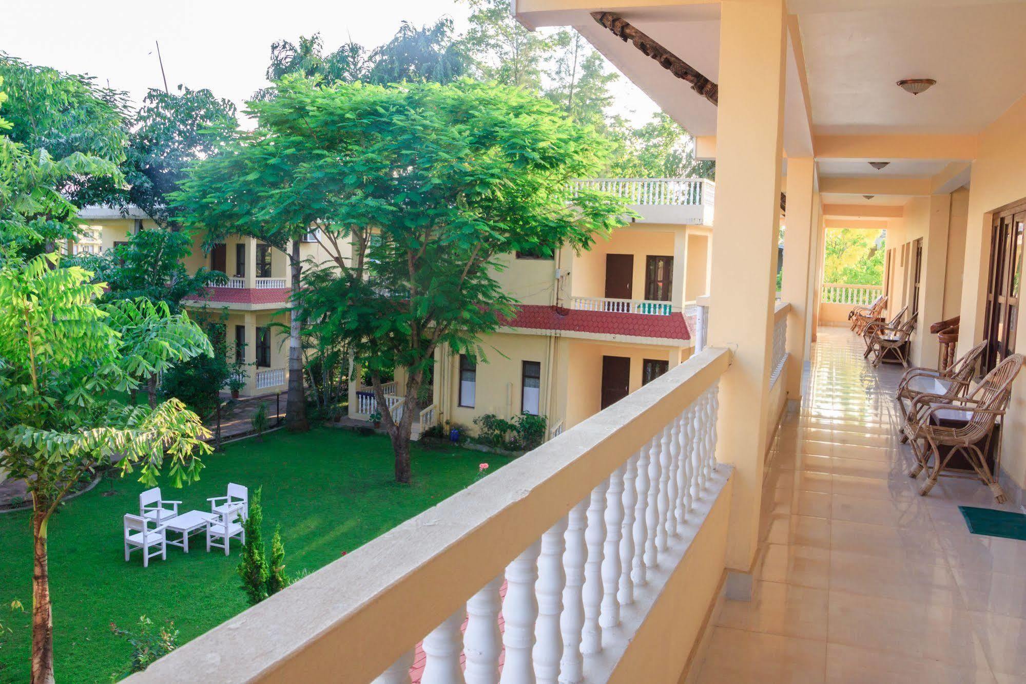 Hotel Rainforest Sauraha Esterno foto