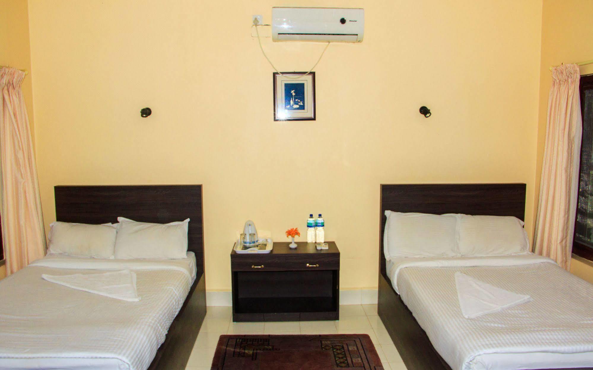 Hotel Rainforest Sauraha Esterno foto