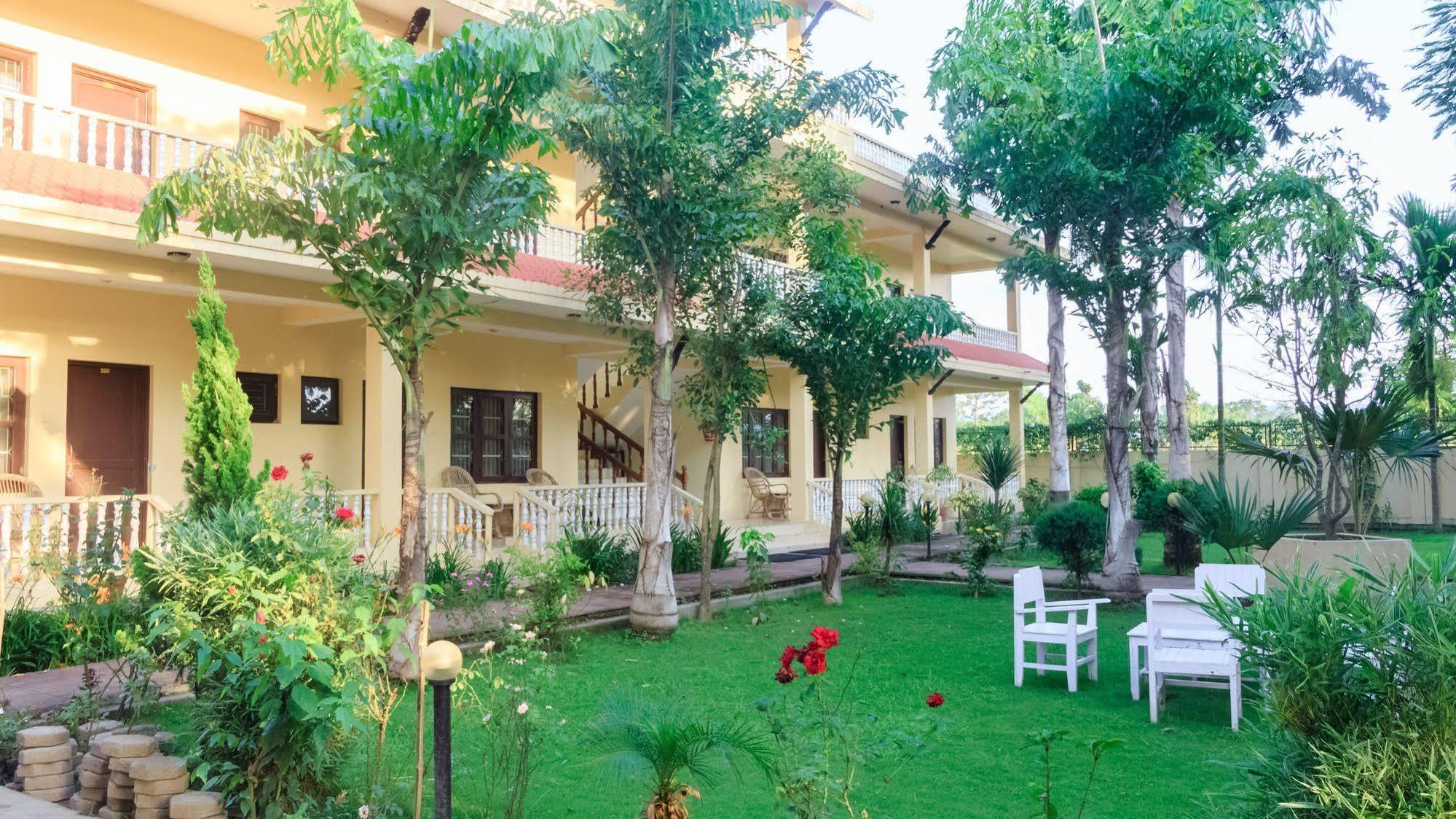 Hotel Rainforest Sauraha Esterno foto