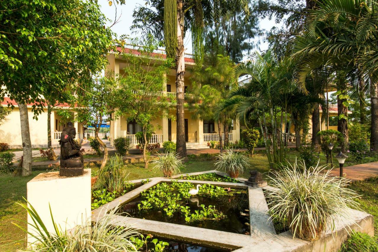 Hotel Rainforest Sauraha Esterno foto