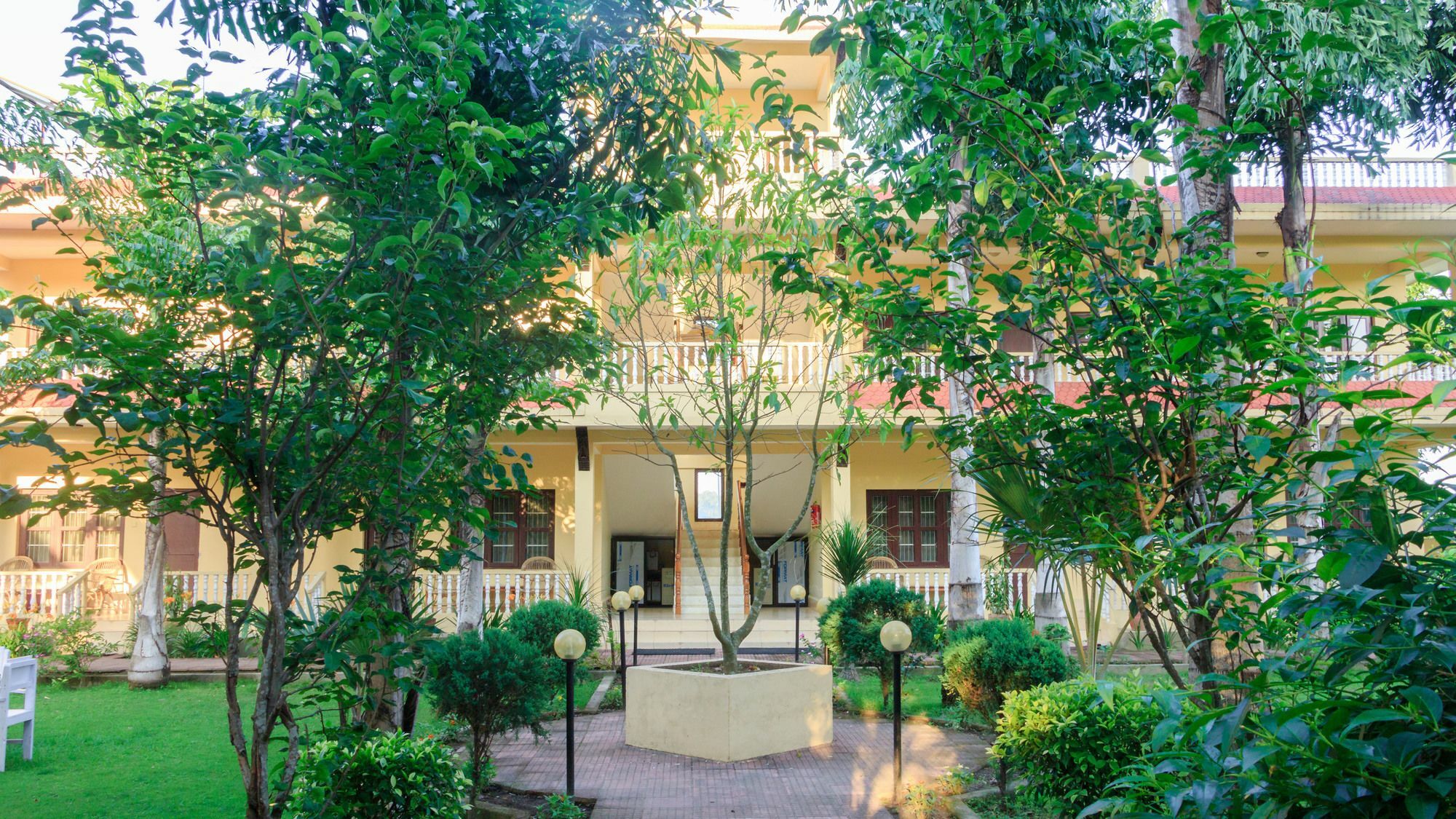 Hotel Rainforest Sauraha Esterno foto