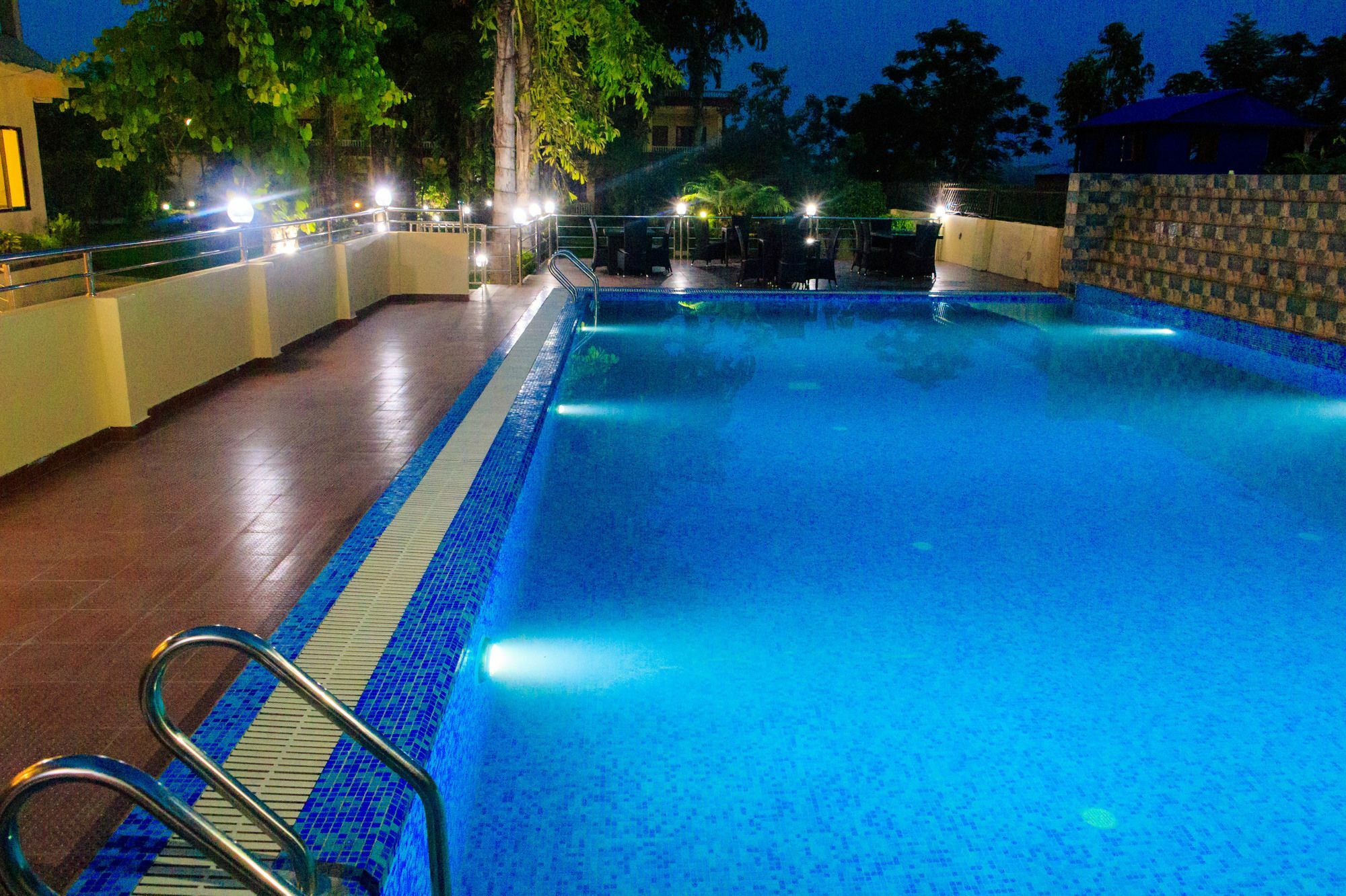 Hotel Rainforest Sauraha Esterno foto